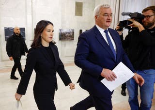 Baerbock disse que qualquer acordo de minerais americanos-ucranianos deve cumprir a lei européia